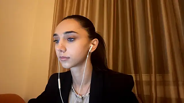 Snapshot of LinaMour chatting on 09.24.25 LinaMour online show from 09.24.25