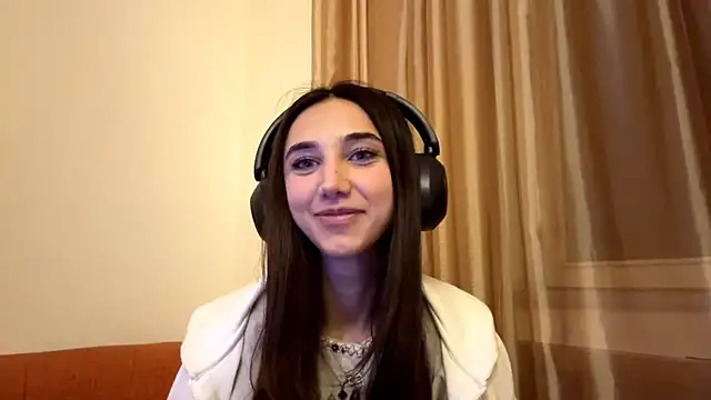 Snapshot of LinaMour chatting on 09.28.25 LinaMour online show from 09.28.25