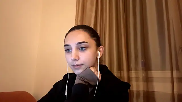 Snapshot of LinaMour chatting on 10.05.25 LinaMour online show from 10.05.25