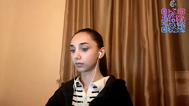 Snapshot of LinaMour chatting on 10.15.25 LinaMour online show from 10.15.25