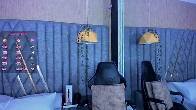 SkylerBloomm online show from 04.13.26