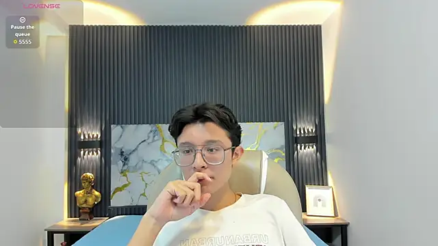 SantiagoRusso18 online show from 10.24.25