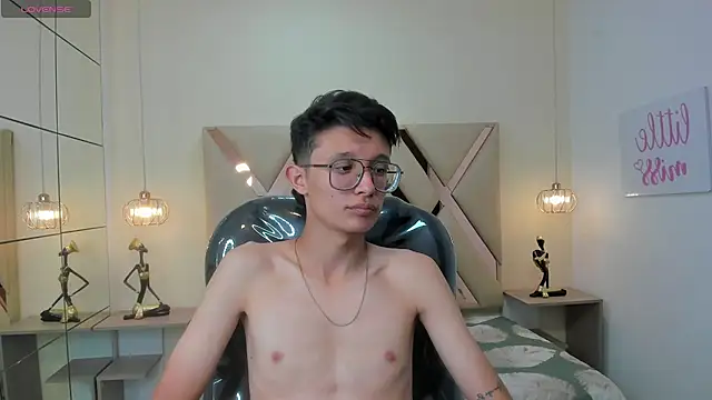 SantiagoRusso18 online show from 12.13.25