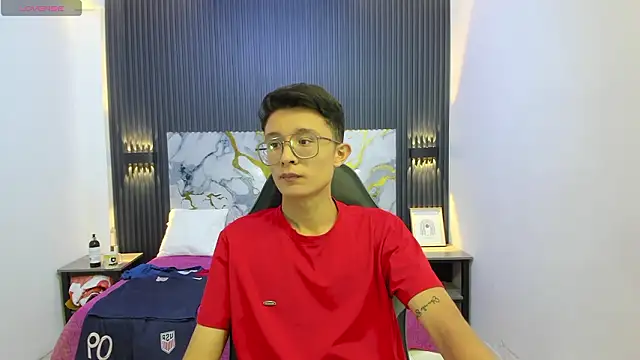 SantiagoRusso18 online show from 02.13.26