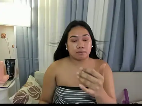 TsUncutKaren online show from 11.18.25