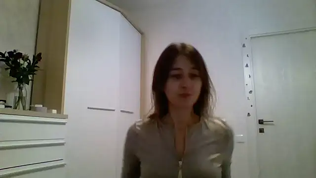 Snapshot of Avenique chatting on 10.05.25 Avenique online show from 10.05.25