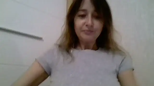 Snapshot of Avenique chatting on 10.08.25 Avenique online show from 10.08.25