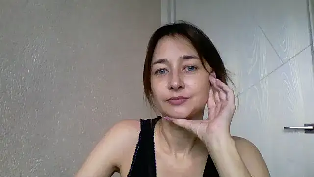 Snapshot of Avenique chatting on 10.09.25 Avenique online show from 10.09.25
