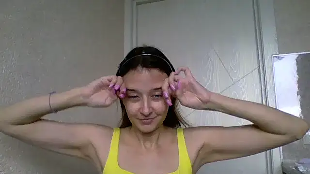 Snapshot of Avenique chatting on 10.13.25 Avenique online show from 10.13.25