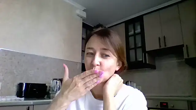 Snapshot of Avenique chatting on 10.14.25 Avenique online show from 10.14.25