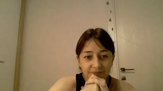Snapshot of Avenique chatting on 10.17.25 Avenique online show from 10.17.25