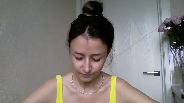 Snapshot of Avenique chatting on 10.22.25 Avenique online show from 10.22.25