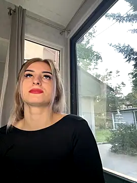 Ella Vee online show from 09.27.25