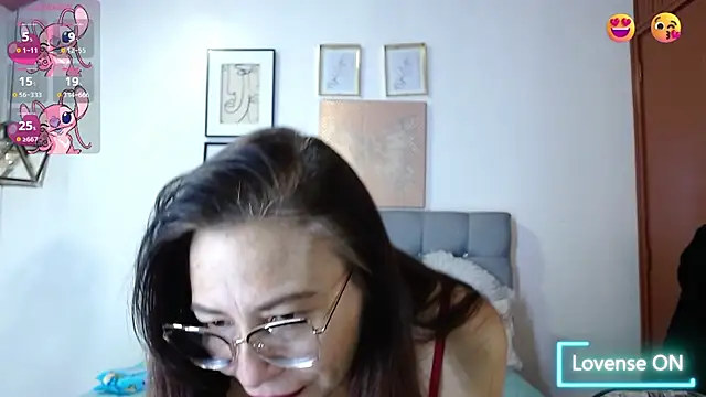 Snapshot of _naomi_s chatting on 11.27.25 naomi s online show from 11.27.25