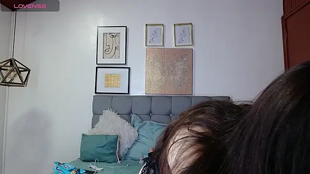 Snapshot of _naomi_s chatting on 11.29.25 naomi s online show from 11.29.25