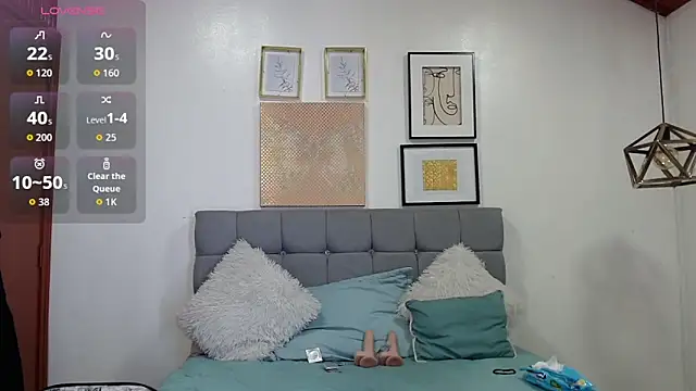 Snapshot of _naomi_s chatting on 12.02.25 naomi s online show from 12.02.25