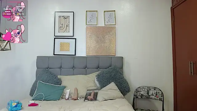 Snapshot of _naomi_s chatting on 12.18.25 naomi s online show from 12.18.25