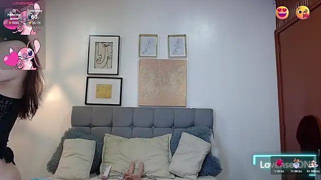 Snapshot of _naomi_s chatting on 12.21.25 naomi s online show from 12.21.25