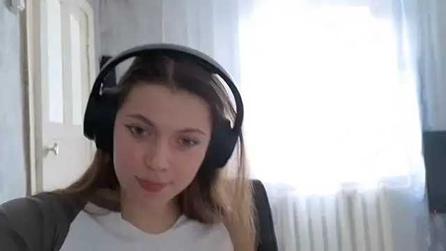 CutieAnny online show from 12.23.25