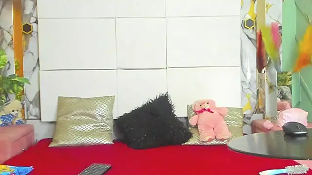 Snapshot of ZoeeGuzman chatting on 10.15.25 ZoeeGuzman online show from 10.15.25