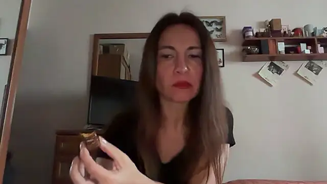 Snapshot of Cyreluna chatting on 11.10.25 Cyreluna online show from 11.10.25