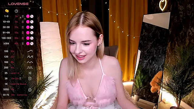 Snapshot of LillianShine chatting on 04.25.26 LillianShine online show from 04.25.26