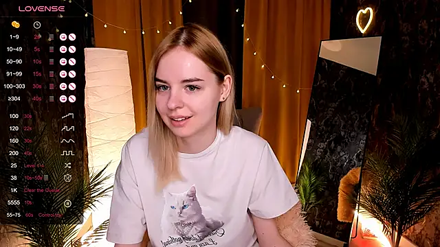 Snapshot of LillianShine chatting on 04.28.26 LillianShine online show from 04.28.26