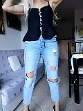 Snapshot of _sexyBLONDE46_ chatting on 11.05.25 sexyBLONDE46 online show from 11.05.25