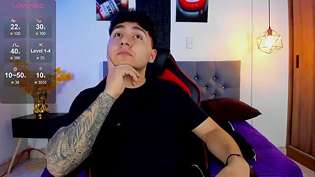 Snapshot of Nicolas_James_Sc chatting on 10.31.25 Nicolas James Sc online show from 10.31.25