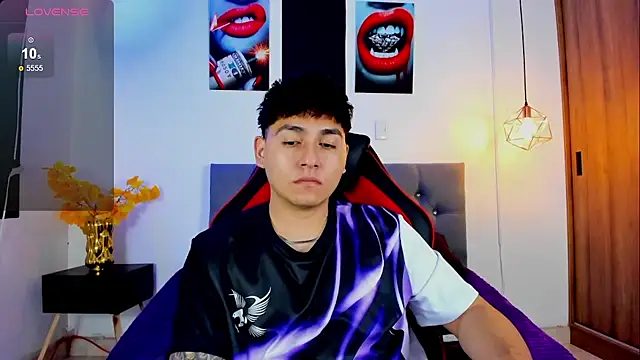 Snapshot of Nicolas_James_Sc chatting on 11.10.25 Nicolas James Sc online show from 11.10.25