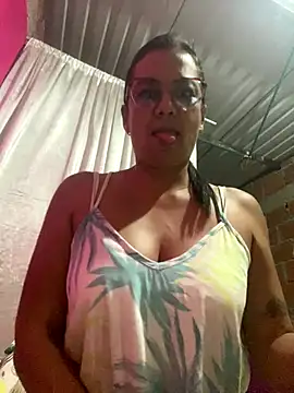 Snapshot of YadiraOrozco chatting on 09.10.25 YadiraOrozco online show from 09.10.25