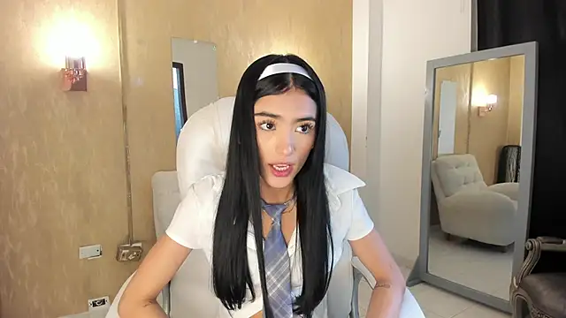 zoerouse  online show from 11.18.25