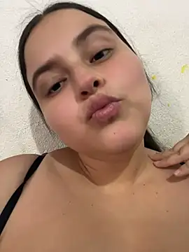 Snapshot of mia-08martinez_ chatting on 05.22.26 mia-08martinez online show from 05.22.26