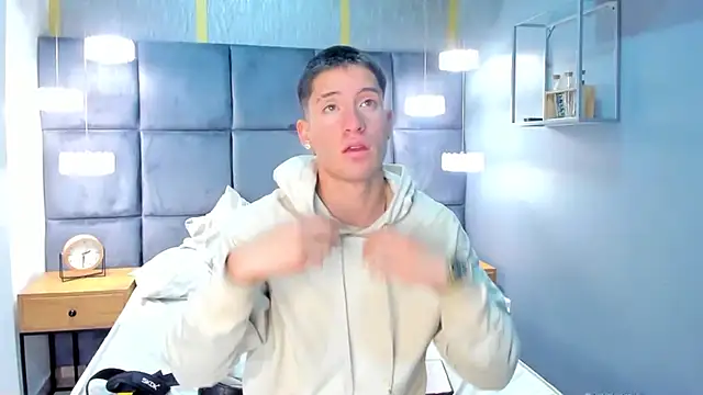 Snapshot of HunterHeat_ chatting on 09.19.25 HunterHeat online show from 09.19.25