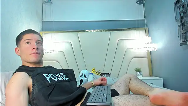 Snapshot of HunterHeat_ chatting on 09.21.25 HunterHeat online show from 09.21.25