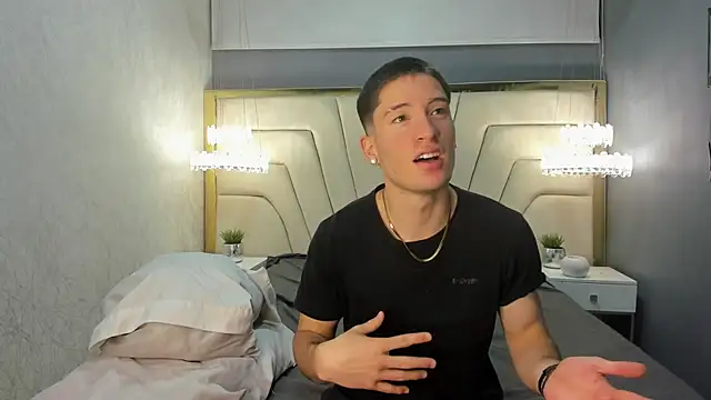 Snapshot of HunterHeat_ chatting on 09.23.25 HunterHeat online show from 09.23.25