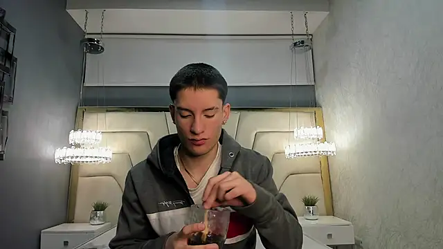 Snapshot of HunterHeat_ chatting on 09.26.25 HunterHeat online show from 09.26.25