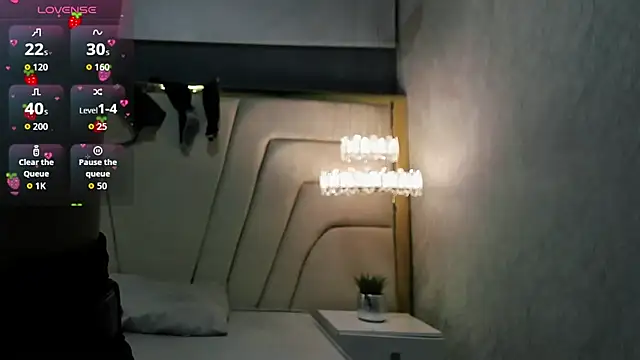 Snapshot of HunterHeat_ chatting on 10.02.25 HunterHeat online show from 10.02.25