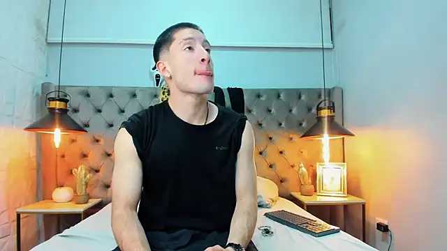 Snapshot of HunterHeat_ chatting on 10.03.25 HunterHeat online show from 10.03.25