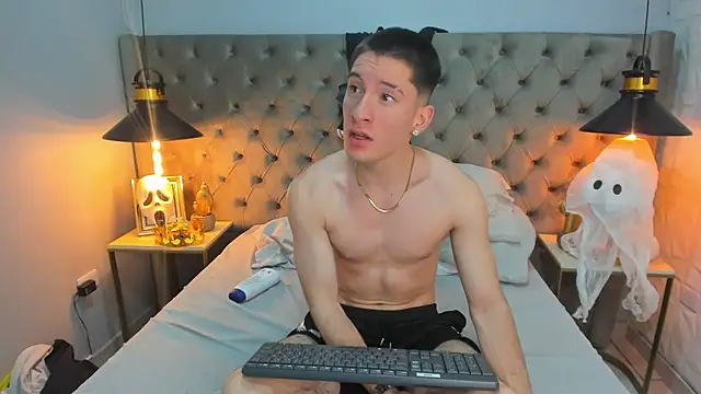 Snapshot of HunterHeat_ chatting on 10.04.25 HunterHeat online show from 10.04.25