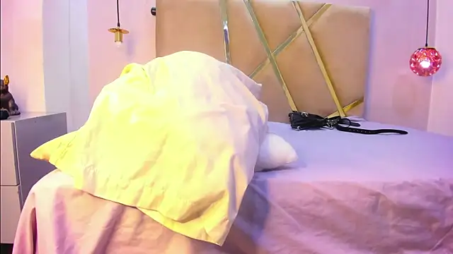 Snapshot of HunterHeat_ chatting on 10.16.25 HunterHeat online show from 10.16.25