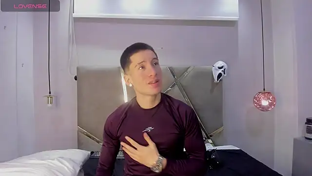 Snapshot of HunterHeat_ chatting on 10.17.25 HunterHeat online show from 10.17.25