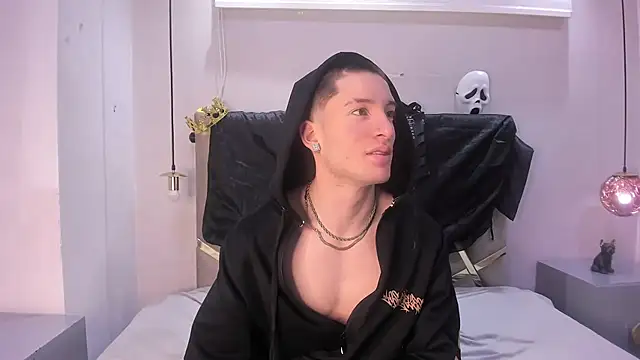 Snapshot of HunterHeat_ chatting on 10.30.25 HunterHeat online show from 10.30.25