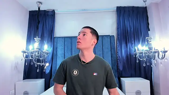 Snapshot of HunterHeat_ chatting on 11.08.25 HunterHeat online show from 11.08.25