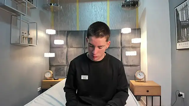 Snapshot of HunterHeat_ chatting on 11.12.25 HunterHeat online show from 11.12.25