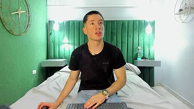 Snapshot of HunterHeat_ chatting on 11.15.25 HunterHeat online show from 11.15.25