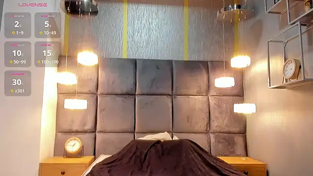 Snapshot of HunterHeat_ chatting on 11.20.25 HunterHeat online show from 11.20.25