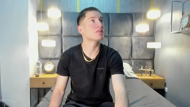 Snapshot of HunterHeat_ chatting on 11.22.25 HunterHeat online show from 11.22.25