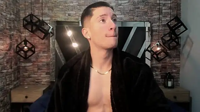 Snapshot of HunterHeat_ chatting on 12.04.25 HunterHeat online show from 12.04.25