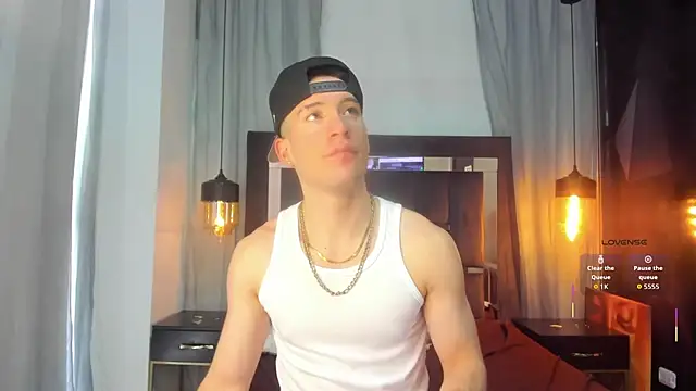 Snapshot of HunterHeat_ chatting on 12.14.25 HunterHeat online show from 12.14.25